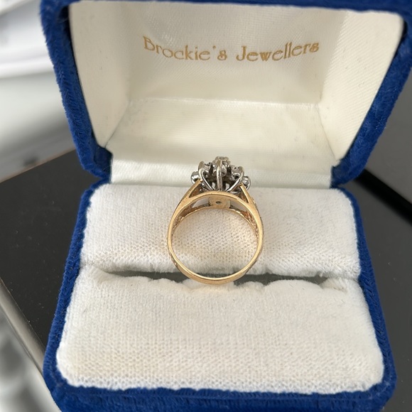 16 diamonds surrounding one a bigger, don’t know the karat, 10k gold - Picture 4 of 4